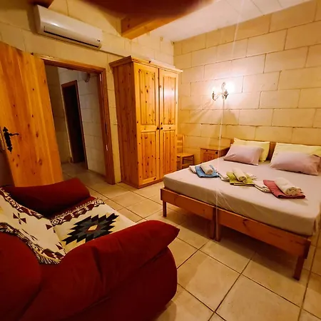 Bed & Breakfast Happy & Healthy Gozo, Self-check-in